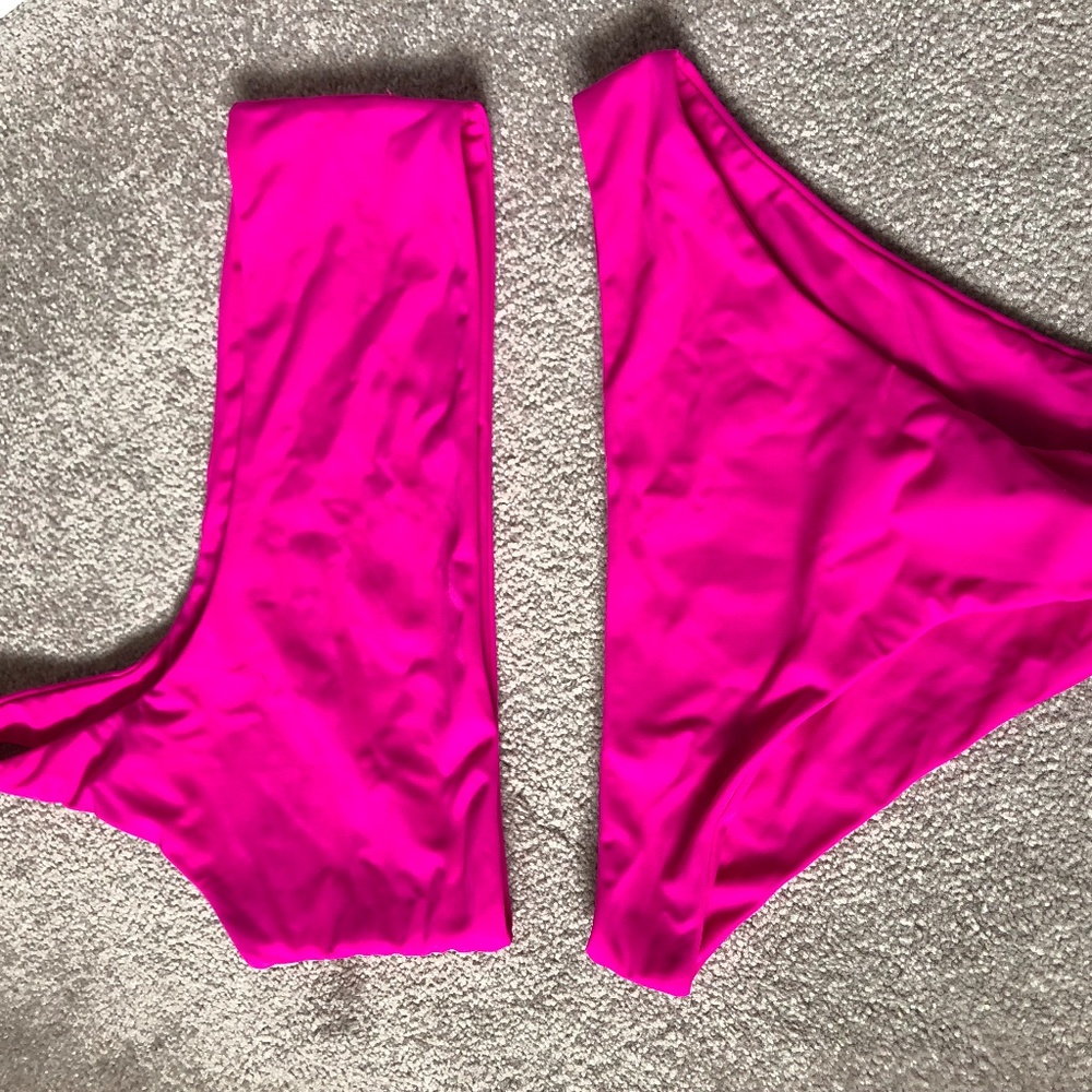 Bikini - Picture 2 of 2